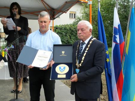 Veliko plaketo je dobilo ob 100 -letnici delovanja Cebelarsko društvo Cerklje 2021